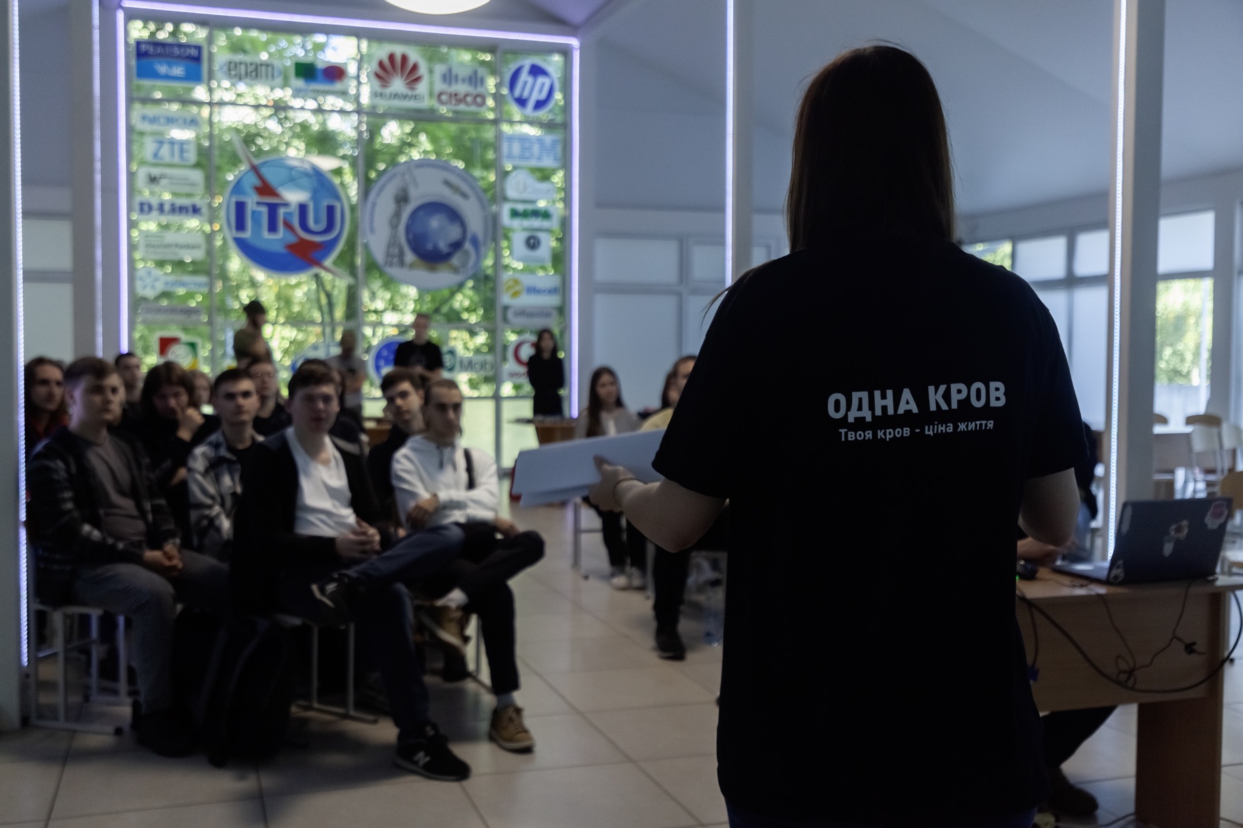 Волонтерка Одна Кров спілкується з учасниками зустрічі